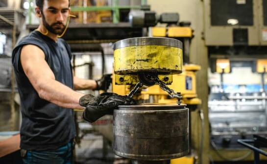 Serwis maszyn do zakuwania węży: jak zwiększa efektywność produkcji?