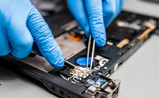 Dlaczego warto inwestować w oryginalne części zamienne podczas naprawy laptopa?