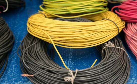 Jakie są zalety korzystania z mobilnego odbioru kabli przez skupy?