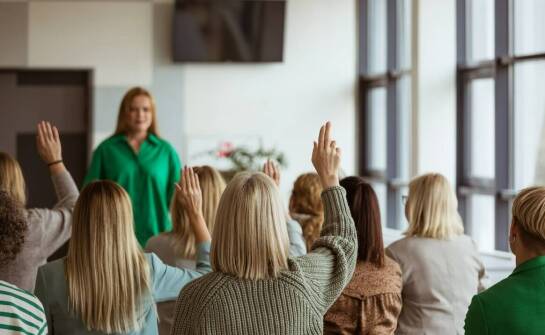 Opieka seniora z zamieszkaniem: jak agencje opiekunek w Łodzi przygotowują personel?