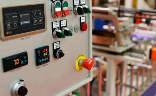 Jak zintegrować systemy automatyki z maszynami do hot stampingu?