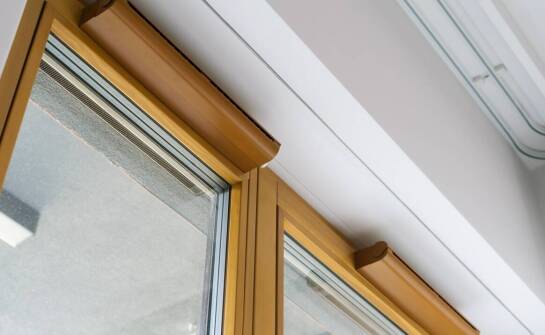 Okna drewniane zabytkowe: odpowiedź na wymagania renowacji budynków historycznych