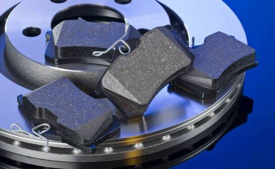 Jakie są różnice między różnymi typami czujników zużycia klocków hamulcowych?