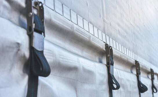 Montaż plandek – kluczowe aspekty gwarantujące trwałość