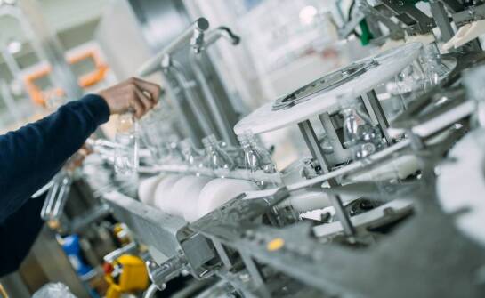 Innowacyjne technologie w produkcji maszyn dla branży opakowań szklanych