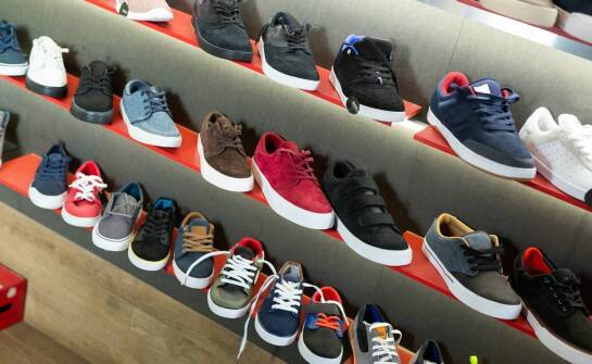 Różnorodność fasonów i krojów w kolekcji obuwia