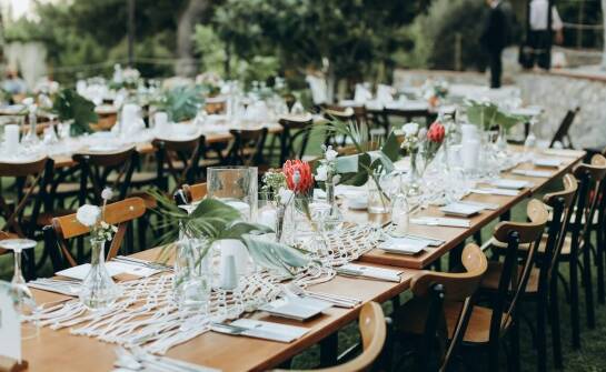 Inspiracje na dekoracje okolicznościowe na przyjęcia plenerowe