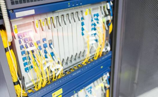 Jakie technologie wspierają instalację nowoczesnych sieci komputerowych?