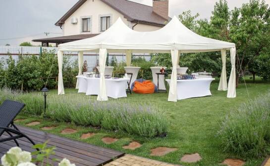 Zalety zadaszeń z plandek w branży eventowej