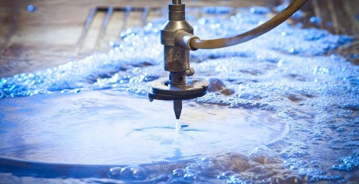 Jakie są zalety wyboru technologii waterjet dla skomplikowanych projektów?