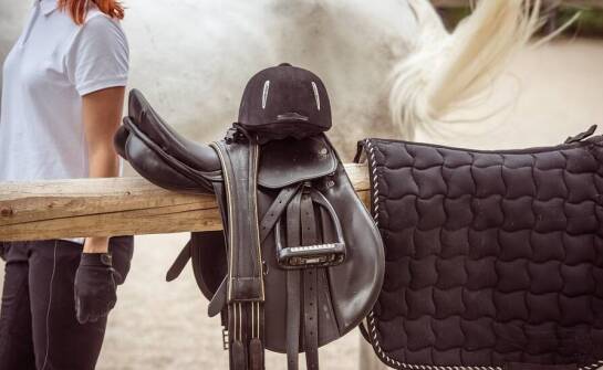 Jakie nowoczesne technologie są wykorzystywane w produkcji sprzętu jeździeckiego?