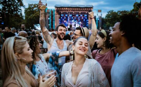 Jak zorganizować niezapomniany festyn z pomocą wielkoformatowych gier plenerowych?