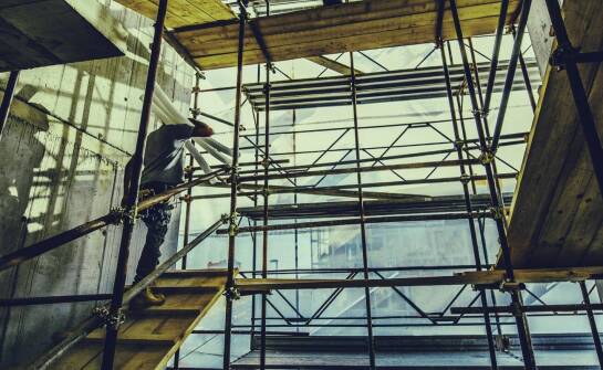 Najczęstsze wyzwania przy montażu windy w bloku i jak sobie z nimi radzić?