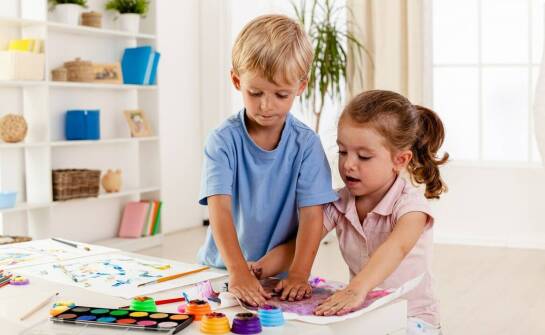 Jak zajęcia plastyczne w przedszkolu wspierają rozwój umiejętności manualnych?