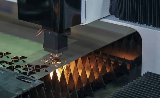 Laserowe cięcie blach a redukcja kosztów produkcji – co warto wiedzieć?