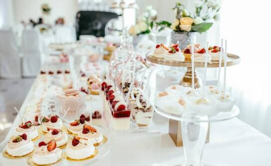 Różnorodność menu cateringowego na imprezy firmowe w legionowie