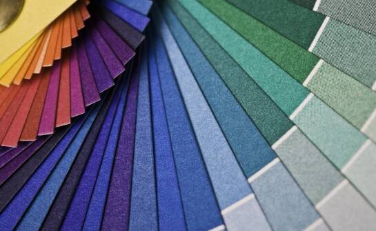 Jak dobrać odpowiedni papier do druku wizytówek, aby zrobić dobre wrażenie?