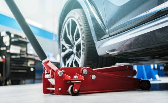 Zalety inwestowania w mobilne podnośniki kolumnowe dla serwisów mobilnych