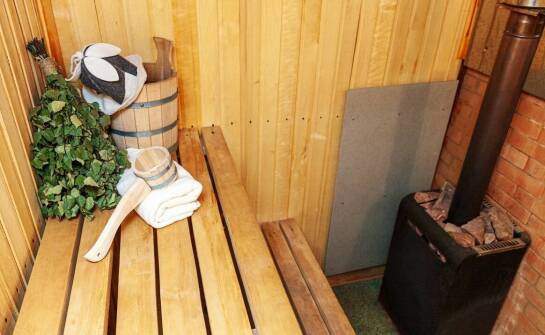 Sauna ogrodowa z naturalnego drewna – dlaczego warto ją mieć?