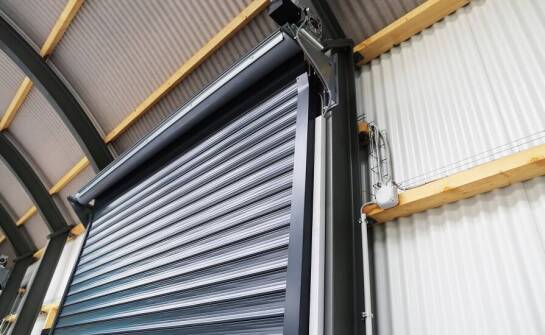 Brama segmentowa a regulacje prawne dotyczące bezpieczeństwa w przemyśle