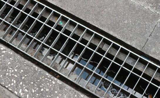 Jak utrzymać skuteczność kratek ściekowych w trudnych warunkach pracy?