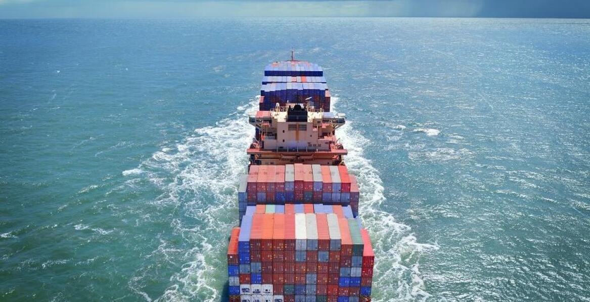 Jakie technologie wspierają przewóz towarów drogą morską?