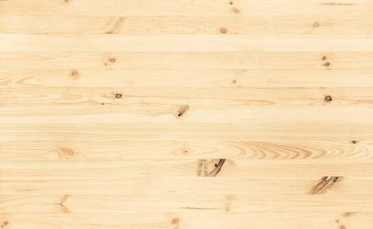 Jak deski sosnowe podłogowe wpływają na akustykę wnętrza?