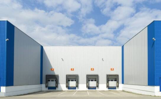 Jakie znaczenie mają utwardzone drogi przy wynajmie powierzchni magazynowych?