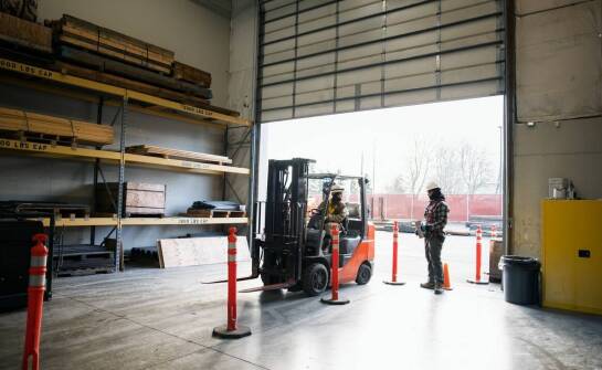 Jak bezpiecznie przewozić wózki widłowe?