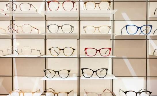 Porównanie różnych typów szkieł korekcyjnych w ofercie centrum okularów progresywnych