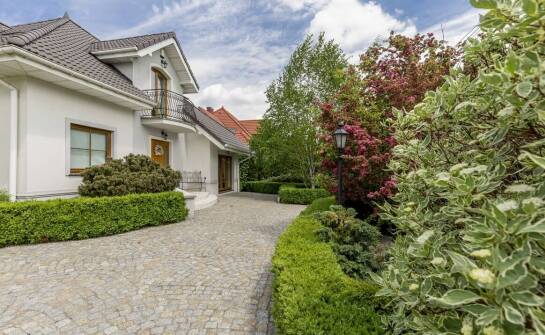 Jak konserwacja kostki brukowej przedłuża jej żywotność?