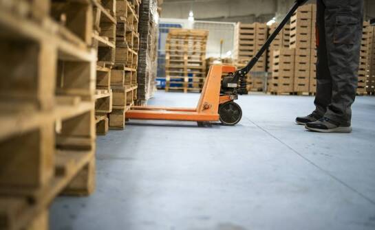 Czy elektryczny paleciak to dobry wybór do małego magazynu?