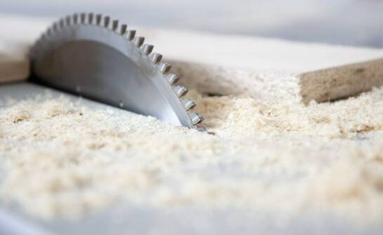 Jak transport maszyn wpływa na wydajność pił formatowych?