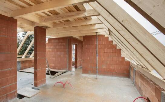 Jak dbać o schody strychowe, aby służyły przez lata?