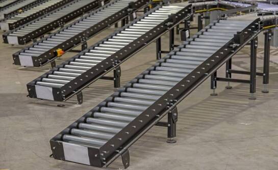 Jakie korzyści przynosi integracja rolotoków z liniami produkcyjnymi?