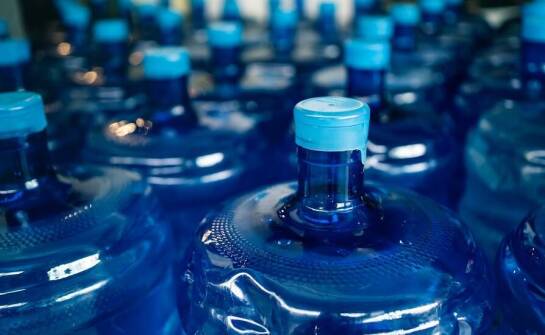 Woda w galonach: jak poprawia jakość życia codziennego?