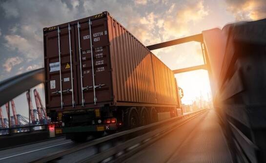 Jakie czynniki wpływają na wybór trasy w transporcie kontenerowym?