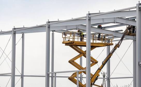 Wyjątkowe wyzwania w demontażu konstrukcji stalowych na wysokościach