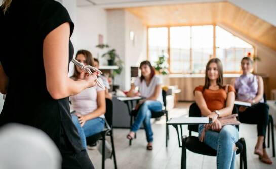 Wpływ szkoleń PPOŻ na reakcję pracowników w sytuacjach kryzysowych