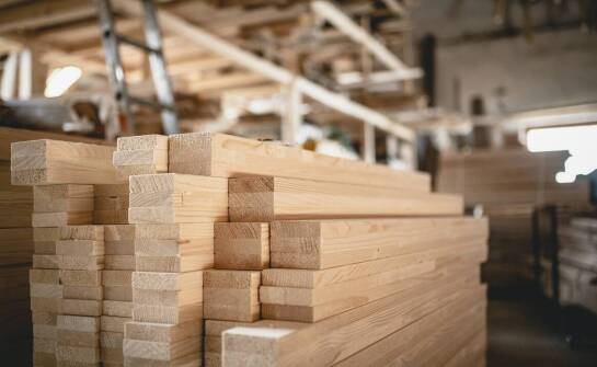 Drewno KVH a efektywność energetyczna: co warto wiedzieć?