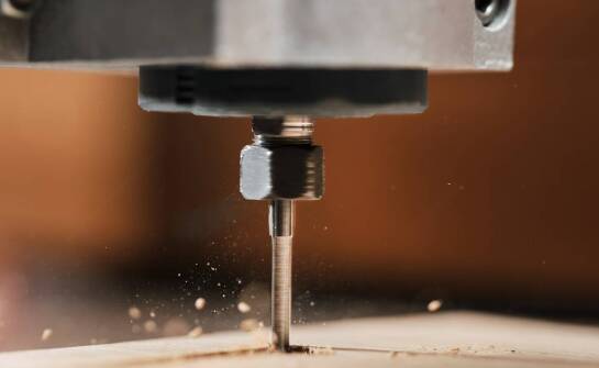 Jak dobrać odpowiednie materiały do frezowania CNC w produkcji reklam?