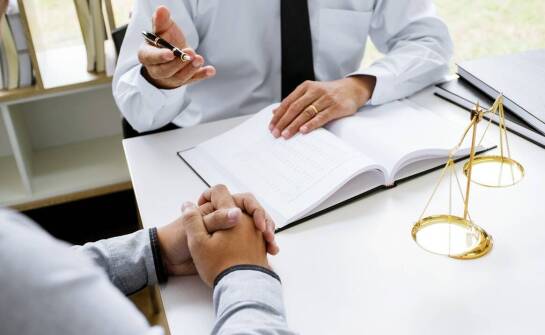 Jak uniknąć pułapek finansowych związanych z polisolokatami dzięki pomocy prawnika?