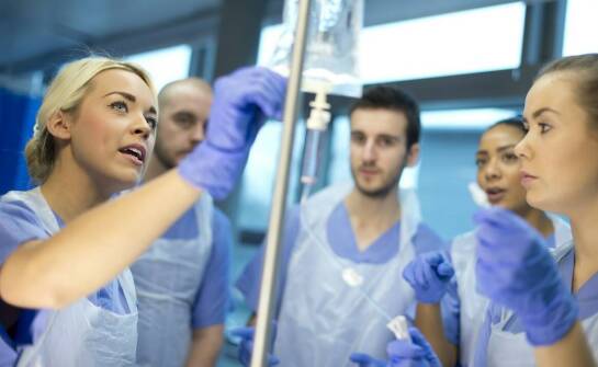 Egzaminy praktyczne i teoretyczne w szkoleniach medycznych: co musisz wiedzieć?