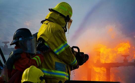 Jak systemy mgły wodnej minimalizują zniszczenia podczas pożaru?