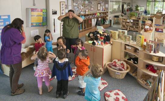 Jakie korzyści przynoszą przedstawienia teatralne w nauce angielskiego dla dzieci?