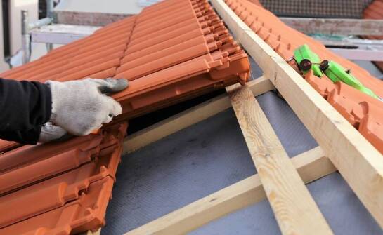 Dlaczego warto zlecić układanie dachówki specjalistom?