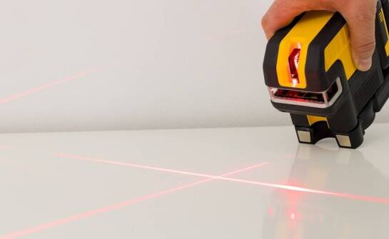 Jak odbiornik laserowy wpływa na precyzję pomiarów budowlanych?