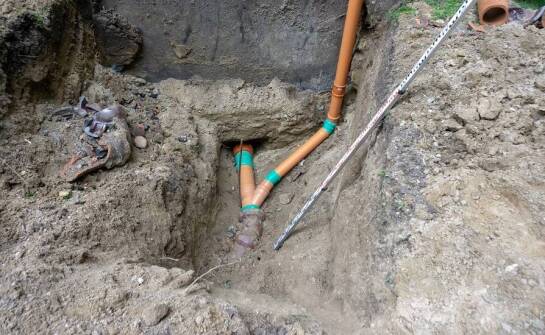 Jakie są zalety drenażu rozsączającego w kontekście ochrony środowiska?