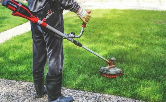 Sprzątanie terenów zewnętrznych na osiedlach – jakie usługi są niezbędne?
