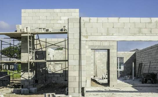 Porównanie tradycyjnych i nowoczesnych materiałów używanych przy budowie domów